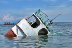 Ditolong Warga, 15 Penumpang Insiden Kapal Tenggelam di Malut Selamat