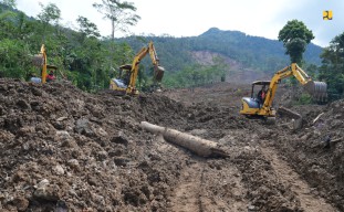 Pemerintah Salurkan 15 Toilet Portable dan 16 Hidran Pengungsi