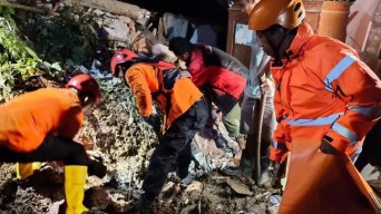 Satu Keluarga Tertimbun Tanah Longsor di Depok Trenggalek