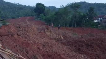 Tanah Longsor di Cilacap Telan 2 Korban Jiwa, 21 Warga Hilang Diduga Masih Tertimbun