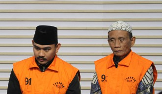 Resmi Tersangka KPK, Bupati Bekasi Ade Kuswara Kunang dan Ayahnya