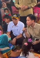 Wapres Gibran Dengarkan Keluhan Korban Langsung Catat di Buku Saku
