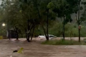 Banjir Cilegon, Sejumlah Mobil Hanyut Terbawa Arus