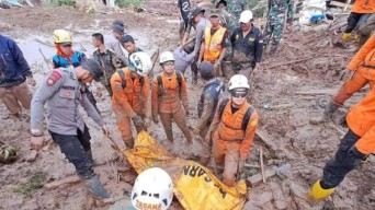 Korban Longsor Cisarua, Basarnas: Sekitar 61 Korban Masih Tertimbun