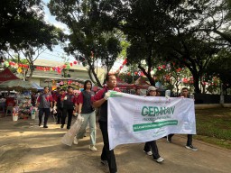 Karyawan Hotel Borobudur Jakarta Bersih-Bersih Lapangan Banteng