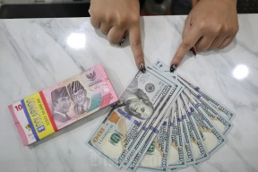 Terancam Kehilangan Status Safe Haven, Dolar AS Melemah di Mata Global