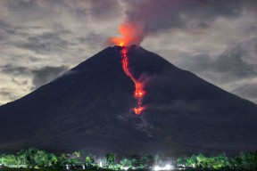 Lontarkan Awan Panas Sejauh Enam Kilometer, Semeru Kembali Erupsi