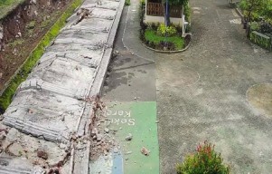 Tembok Sepanjang 60 Meter Ambrol, Pagar SMPN 182 Jakarta Hancur