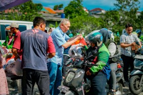 Babah Alun Bagi-Bagi Hadiah Hari Raya