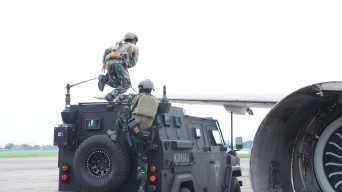 Latihan Rutin Ala Kopaska, Rebut Pesawat yang Dibajak Musuh
