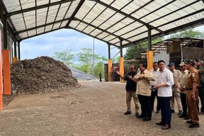 Melihat TPST BLE Banyumas yang Ubah Sampah Plastik Jadi Genteng