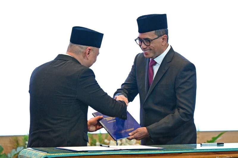 Menteri Perhubungan periode 2016-2024 Budi Karya Sumadi melakukan serah terima jabatan kepada Menteri Perhubungan periode 2024-2029 Dudy Purwagandhi di gedung Kementerian Perhubungan, Jakarta Pusat, Senin (21/10/2024). (Foto: Kemenhub for Warta Lentera)