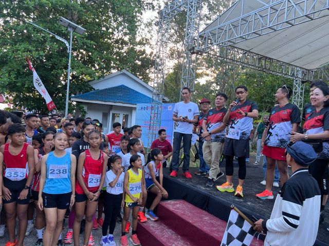 Menparekraf Sandiaga Uno saat mengikuti acara Fun Run Fordeswita di Pantai Paal Likupang, Minggu (13/10/2024).