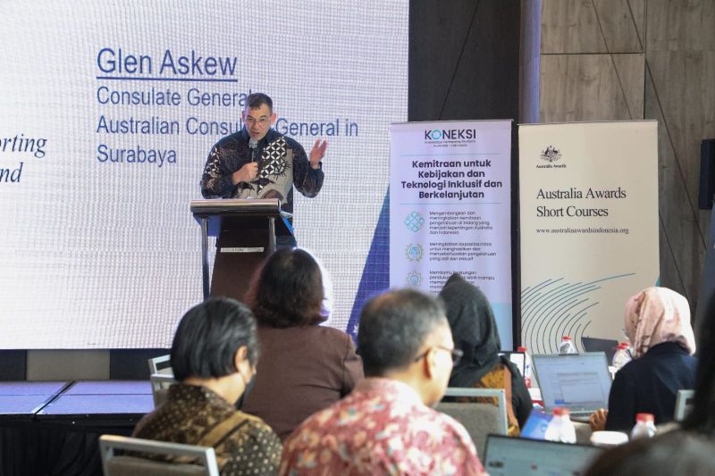 Konsul Jenderal Australia di Surabaya, Glen Askew, memberikan kata sambutan dalam acara kunjungan ke Stasiun Rumah Pompa Yos Sudarso, Semarang, untuk menyaksikan demonstrasi teknologi "Tide Eye", Selasa (15/10/2024) sore.