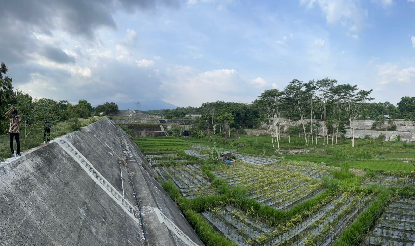 Tampak salah satu Sabo-Dam yang sudah terbangun dan dimanfaatkan untuk lahan pertanian di kaki Gunung Merapi, Jogjakarta.