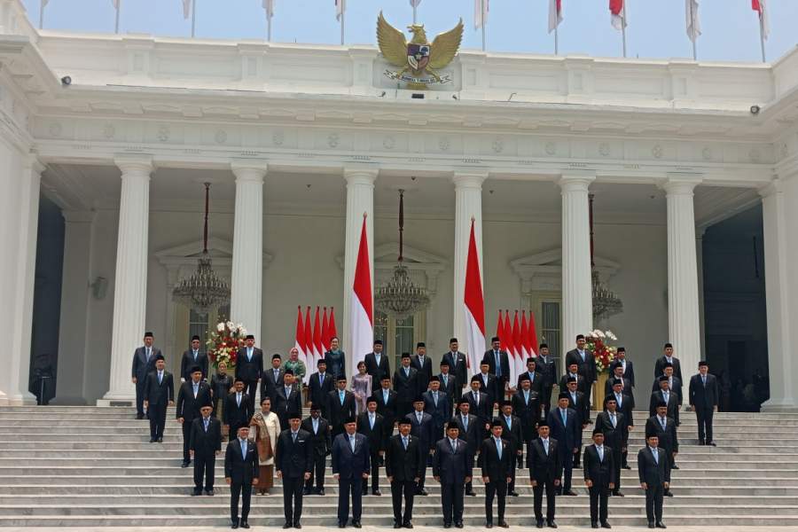 Presiden Prabowo Subianto dan Wakil Presiden Gibran Rakabuming Raka berfoto bersama dengan jajaran menteri Kabinet Merah Putih usai resmi dilantik, Senin (21/10/2024). (Foto: Antara)