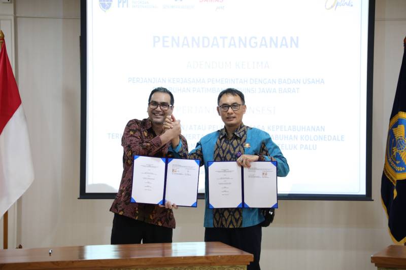 Direktur Jenderal Perhubungan Laut, Capt. Antoni Arif Priadi (kanan) usai penandatanganan tiga perjanjian strategis pelabuhan. (Foto: Kemenhub for Warta Lentera)
