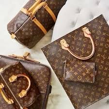 Berbagai varian tas branded Louis Vuitton yang populer di Indonesia.