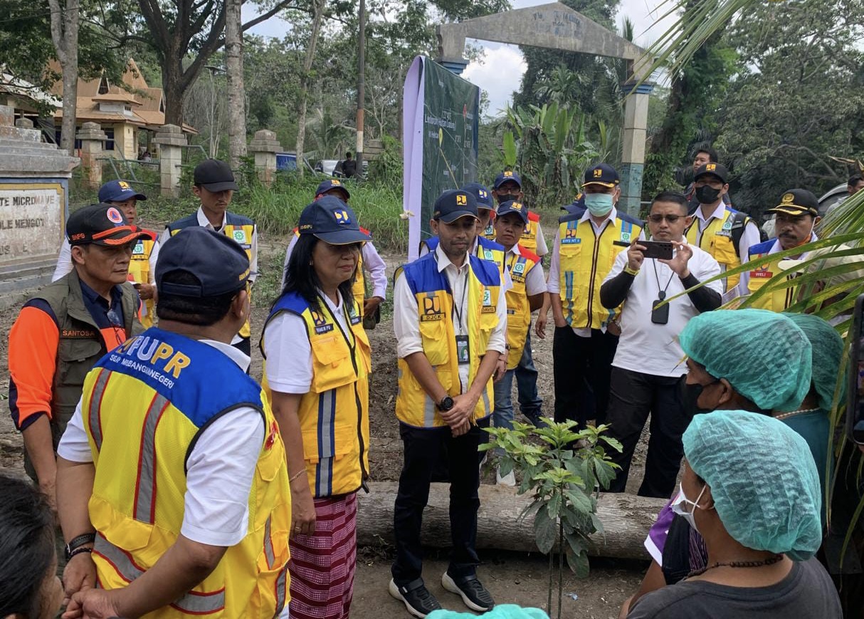 Wakil Menteri Pekerjaan Umum (PU) Diana Kusumastuti (bersarung kain tenun NTT) berdiskusi dengan warga setempat. (Vita Kartono)
