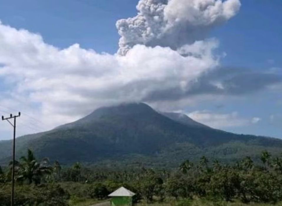 Tampak erupsi Gunung Lewotobi Laki-Laki di Flores Timur, Nusa Tenggara. (DOK Warta Lentera)