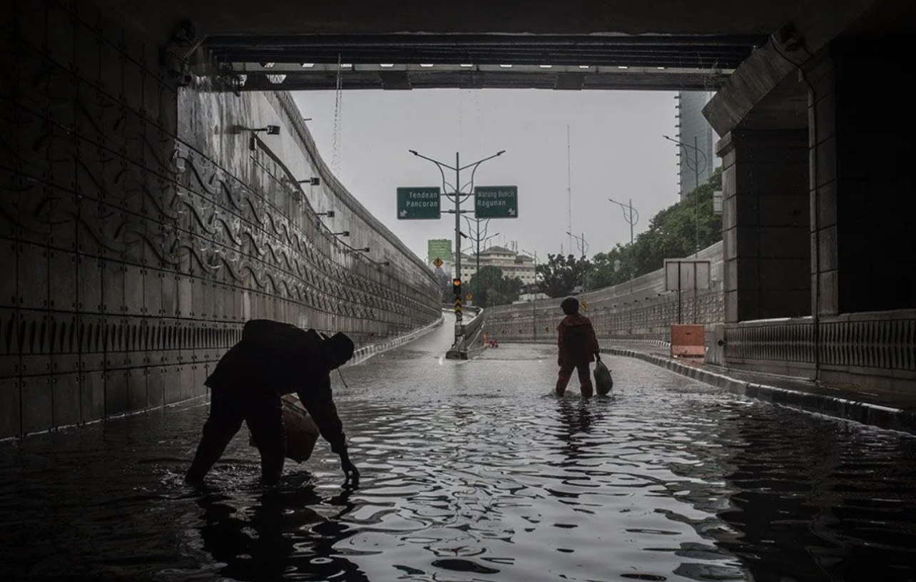 Petugas PPSU membersihkan sampah saat terjadi genangan banjir di Underpass Mampang-Kuningan Jakarta. (dok Warta Lentera)