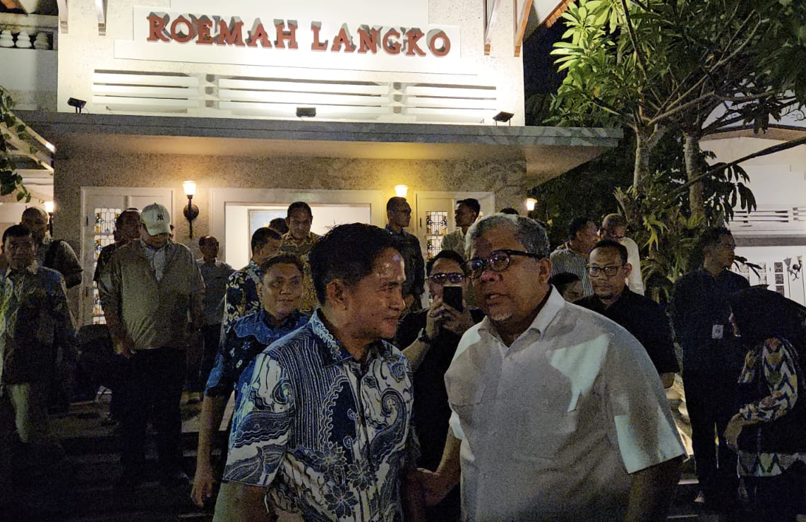 Wamen PKP Fahri Hamzah (baju putih) berbincang dengan Pj Gubernur NTB Mayjen TNI (Purn) Hasanuddin usai acara diskusi Program 3 Juta Rumah di NTB. (Vita Kartono) 