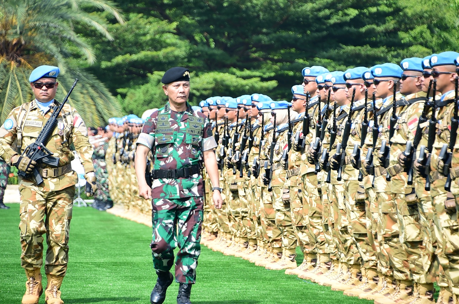 Kepala Staf Umum (Kasum) TNI Letjen TNI Richard Tampubolon tengah memeriksa kesiapan pasukan. (dok Puspen TNI)