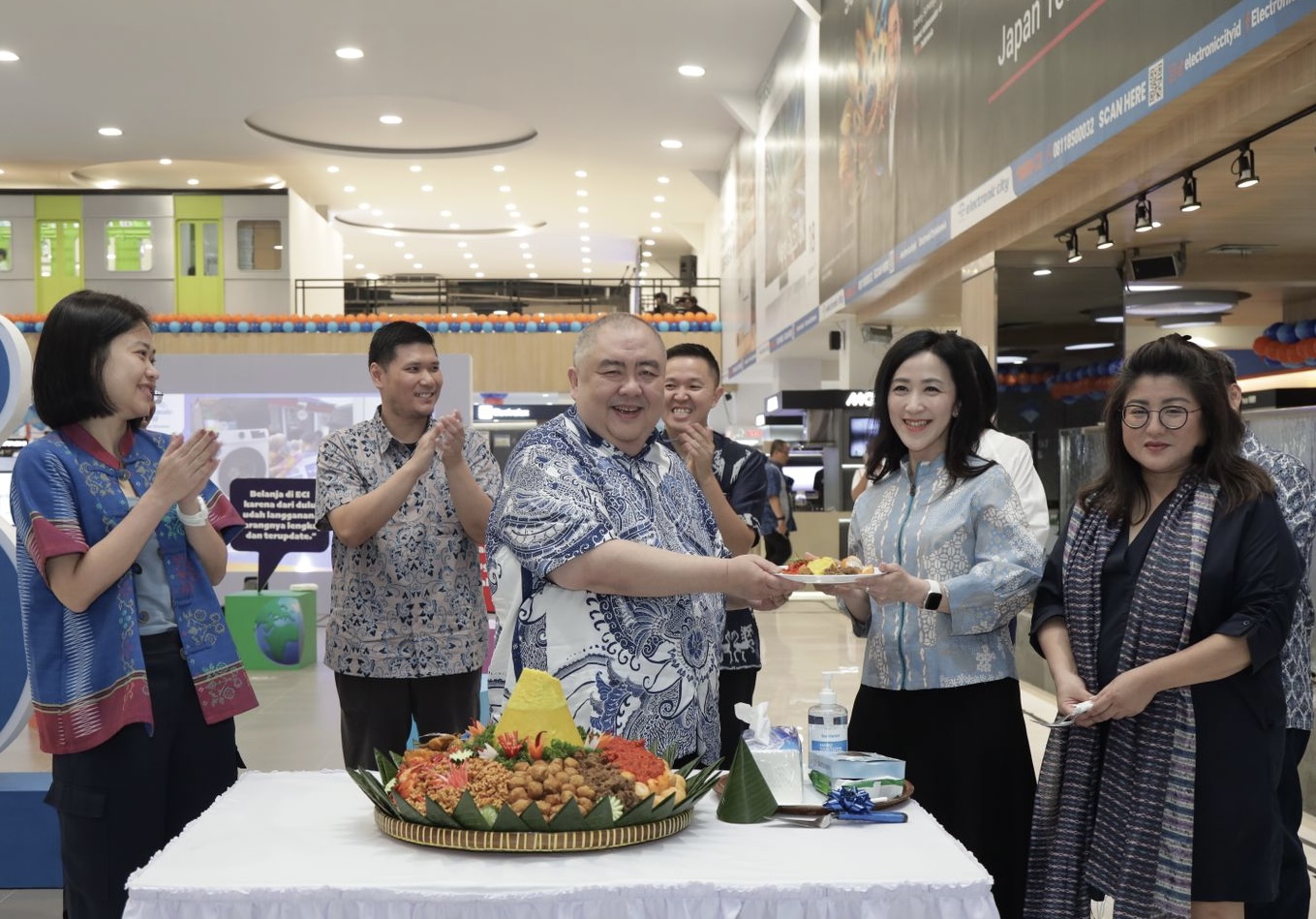 Direksi Artha Graha Network dan Electronic City melakukan potong tumpeng dalam pembukaan kembali toko Electronic City SCBD. (Novita Amelilawaty)