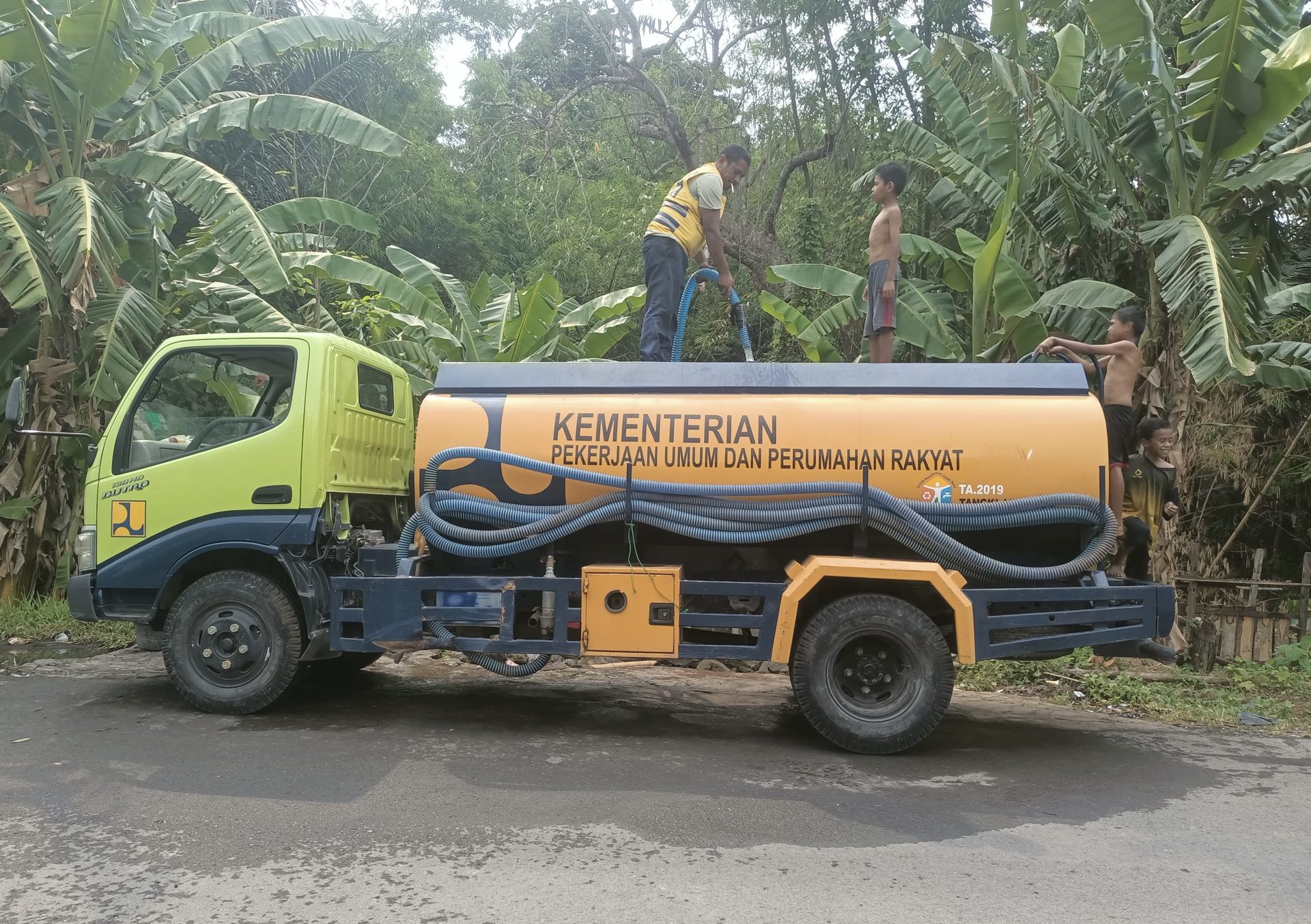 Tampak truk pengangkut air bersih untuk korban bencana erupsi Gunung Lewotobi Laki-Laki di NTT. (Vita Kartono) 