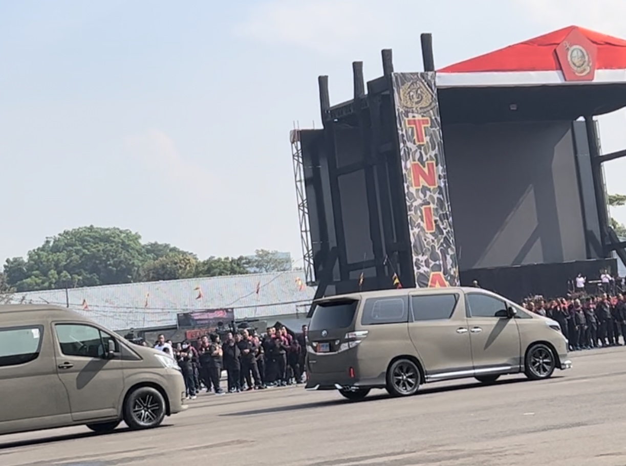 Iring-iringan kendaraan dinas yang diserahkan oleh Kepala Staf Angkatan Laut (KSAL) Laksamana TNI Muhammad Ali. (Novita Amelilawaty) 