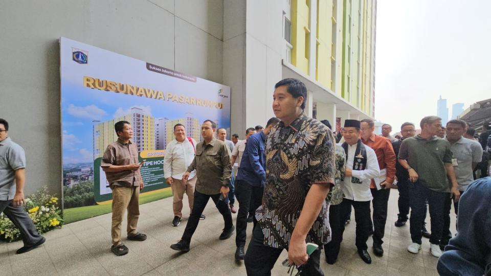 Menteri Perumahan dan Kawasan Permukiman (PKP) Maruarar Sirait (berbatik)saat mengikuti pembukaan Rusun Pasar Rumput, Jakarta. (Novita Amelilawaty)