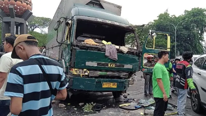 Tabrak Lari Tiga Pemotor di Graha Raya, Sopir Truk jadi Bulan-bulanan Massa