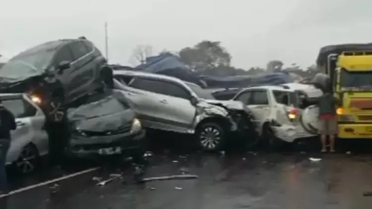 Horrible! Tabrakan Beruntun Terjadi di Tol Cipularang saat Hujan Deras