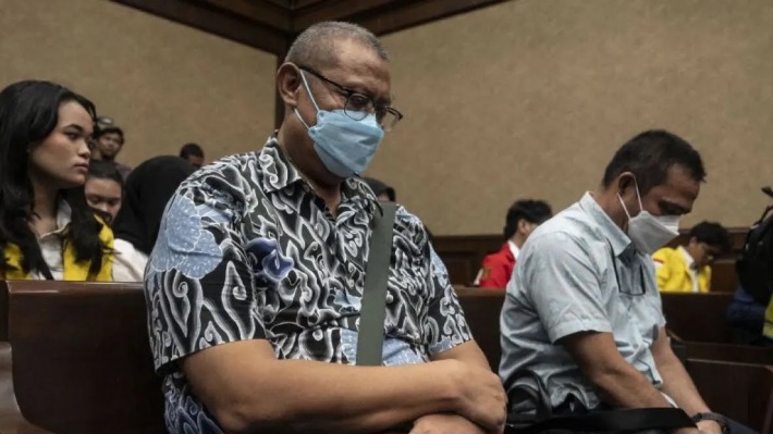 Dua terdakwa kasus dugaan korupsi pengelolaan tata niaga komoditas timah Suranto Wibowo (kiri) dan Amir Syahbana (kanan) ketika bersiap mengikuti sidang perdana di Pengadilan Tipikor, Jakarta, Rabu (31/7/2024). (Foto: dok.Antara)