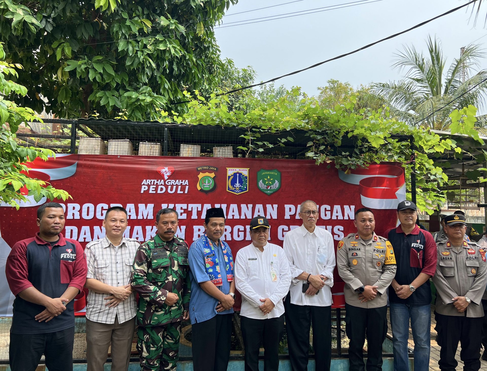 Jajaran tinggi Artha Graha Peduli (AGP) bersama dengan tim dari sekolah SDN 01 Ancol, Jakarta Utara usai memberikan bibit ikan. (Vita Kartono).