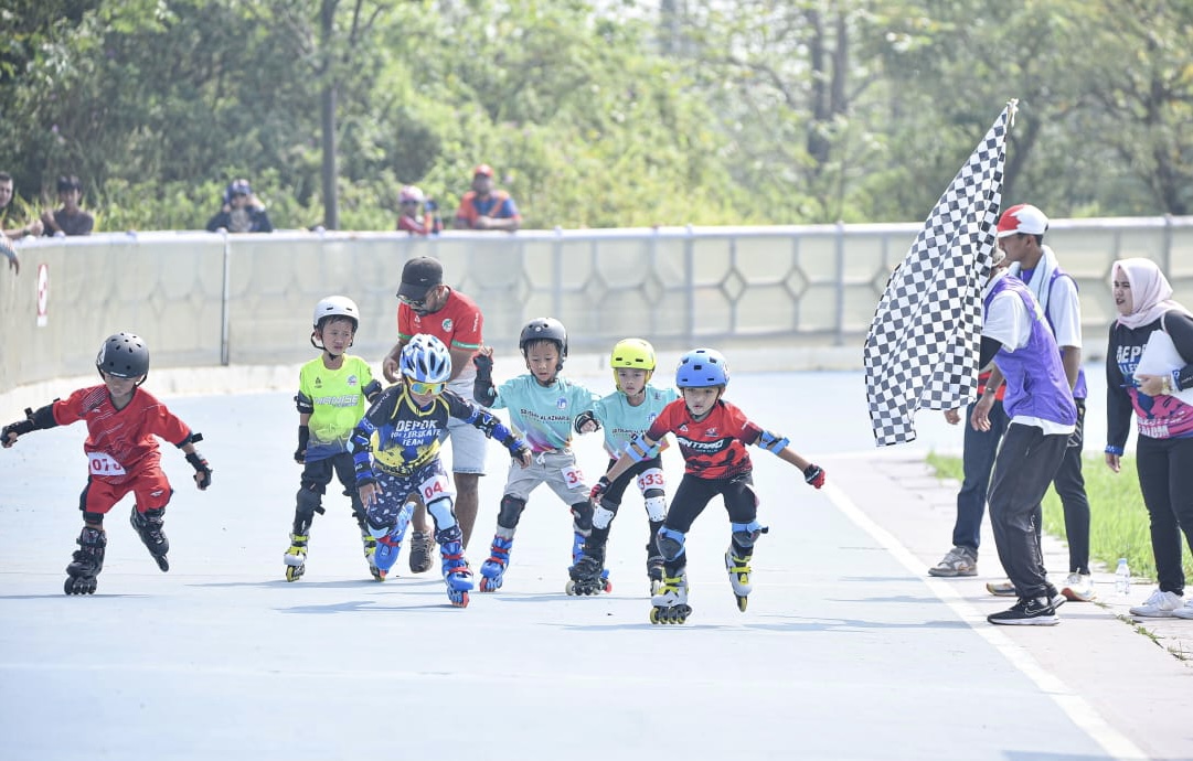 Beberapa anak terlihat berlomba sepatu roda dalam kejuaraan Lomba Sepatu Roda Kabupaten Tangerang Open 2024 Botanical Park Circuit BSD. (Vita Kartono)