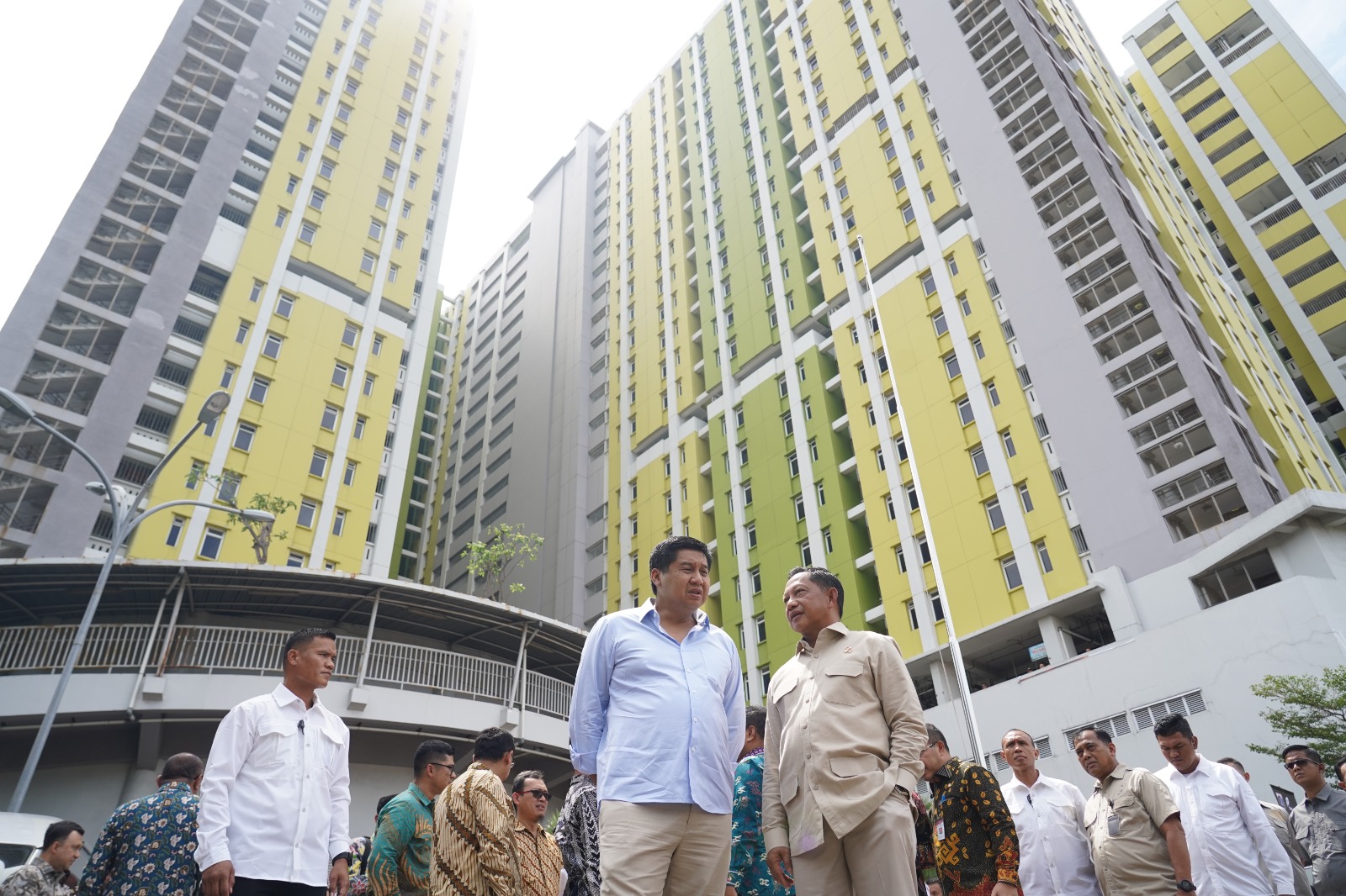 Menteri Perumahan dan Kawasan Permukiman (PKP) Maruarar Sirait (kemeja biru) usai menyerahkan kunci sewa unit Rumah Susun (rusun) Pasar Rumput kepada penghuni. (Vita Kartono)