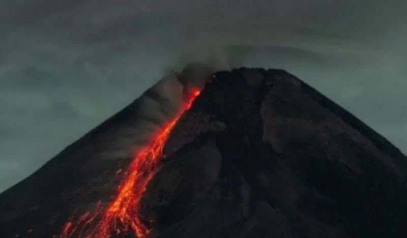 Luncuran guguran lava pijar Gunung Merapi terlihat dari Turi, Sleman, DI Yogyakarta, Senin (5/8/2024) malam. (Foto: dok. Antara) 
