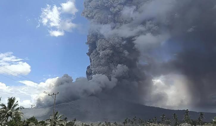 Gunung Lewotobi Laki-Laki memuntahkan material vulkanik saat terjadi letusan, di Flores Timur, Indonesia, Kamis, 7 November 2024 (Foto: AP Photo)