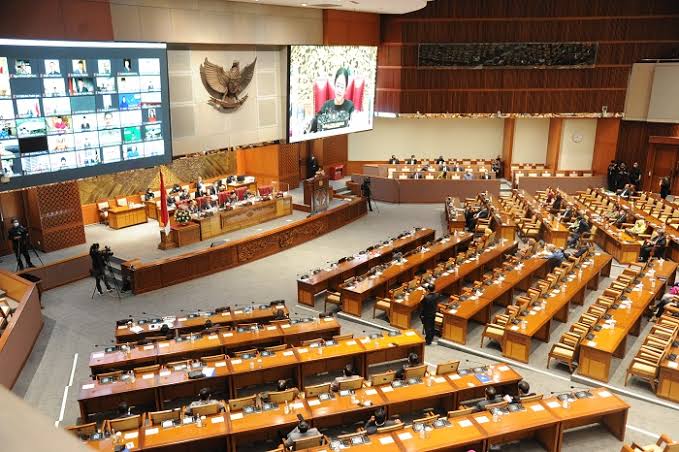 Tangkapan layar - Rapat paripurna kedelapan DPR RI saat membahasa revisi UU DKJ di Gedung Nusantara II, Komplek Parlemen, Senayan, Selasa (19/11/2024). (Foto: YouTube) 