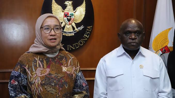 Menteri Pendayagunaan Aparatur Negara dan Reformasi Birokrasi (PANRB) Rini Widyantini dan Menteri Hak Azasi Manusia (HAM) Natalius Pigai, duduk bersama membahas akselerasi pelayanan publik bidang HAM. (Foto: dok.Humas PANRB)