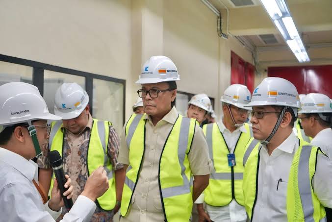 Wamen BUMN Dony Oskaria saat melakuka kunjungan ke Kawasan Industri Krakatau Steel di Cilegon, Banten, Kamis (14/11/2024). (Foto: dok.Krakatau Steel)