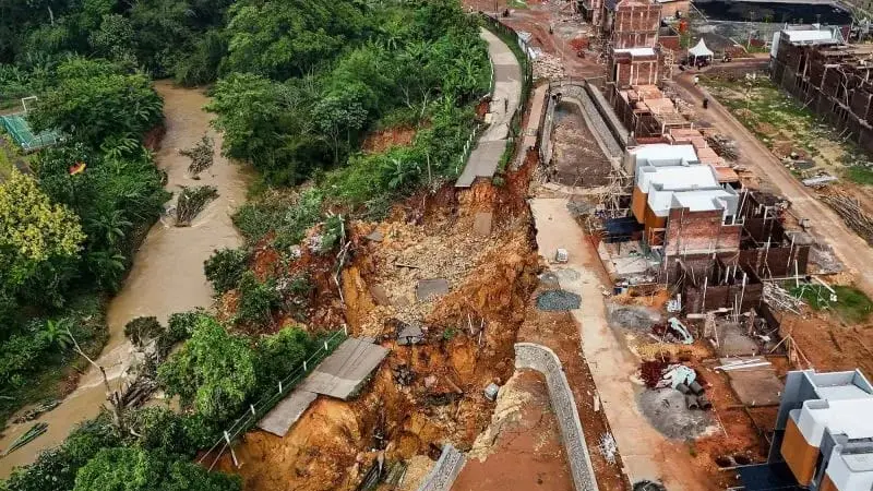 Akibat Hujan Deras Kemarin, Jembatan Penghubung Dua Desa di Pagedangan Ambrol