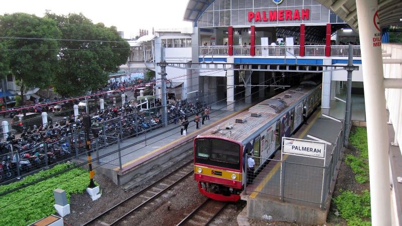 Sejumlah perjalanan KRL lintas Stasiun Palmerah-Stasiun Tanah Abang sempat direkayasa akibat kebakaran yang terjadi, Kamis (28/11/2024) dini hari. (Foto: Ilustrasi/Istimewa)