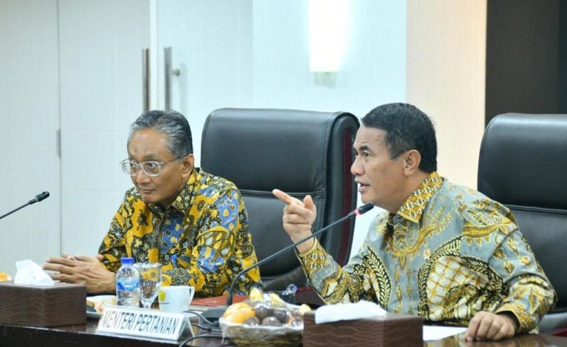 Menteri Pekerjaan Umum (PU) Dody Hanggodo (kiri) bersama dengan Menteri Pertanian Andi Amran Sulaiman (kanan) tengah berdiskusi terkait masalah irigasi air. (Foto: Novita Amelilawaty/Warta Lentera)
