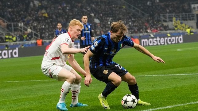 Aksi Nicolo Barella dalam laga Liga Champions antara Inter Milan vs RB Leipzig, Rabu (27/11/2024). (Foto: AP Photo)