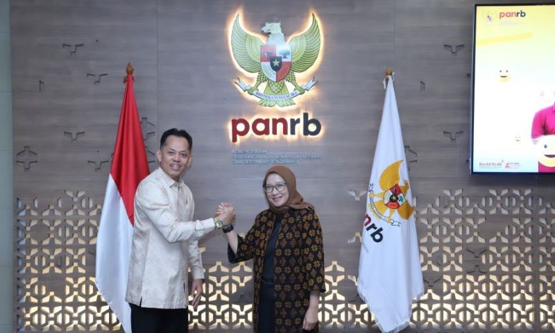 Menteri PANRB Rini Widyantini saat bertemu dengan Kepala BPPIK Aries Marsudiyanto, di Kantor Kementerian PANRB, Jakarta, Selasa (05/11/2024). (Foto: dok.KemenPANRB)