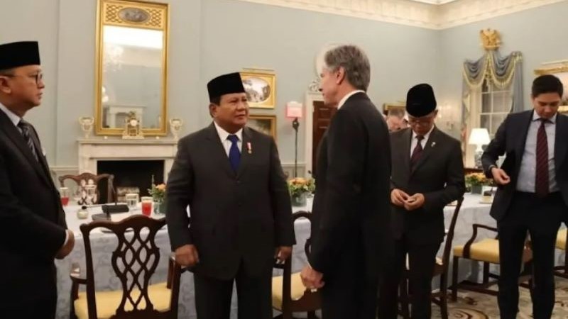 Tangkapan layar - Presiden RI Prabowo Subianto berdialog dengan Menteri Luar Negeri Amerika Serikat (AS), Antony Blinken, di sela jamuan makan malam yang digelar di American Foreign Service Association, Washington DC, pada Senin (11/11/2024). (Foto: Antar