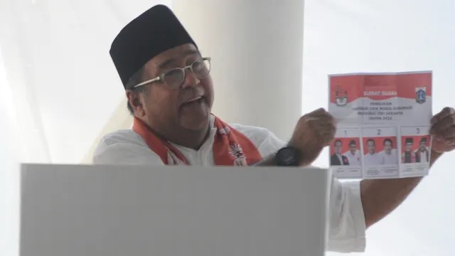 Rano Karno nyoblos di TPS 65 Lebak Bulus saat Pilkada Jakarta 2024. (Foto: Merdeka)