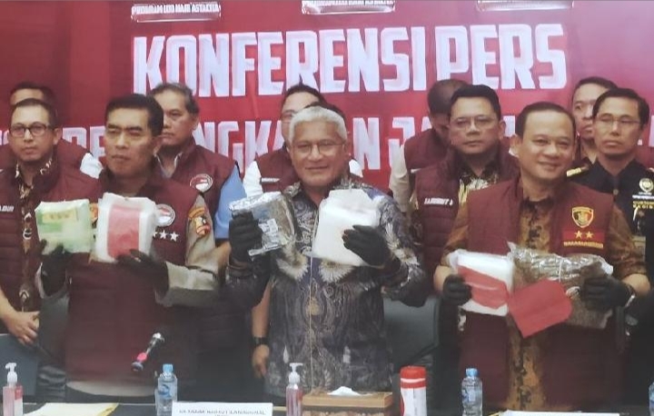 Bareskrim Polri menunjukkan barang bukti sitaan jaringan produksi narkotika jenis hashish hasil penggerebekan vila di Bali. (istimewa)
